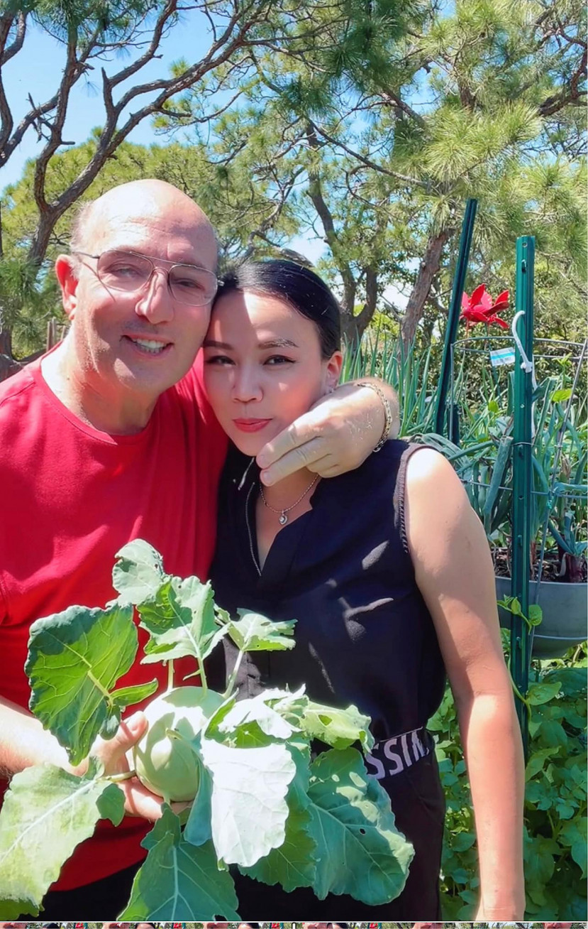 Một thời gian sau, ông Thomas bàn giao lại công ty cho em trai, khăn gói qua Việt Nam gặp tình yêu định mệnh. Gặp chị Huệ ở sân bay, ông ngẩn ngơ vì người phụ nữ xinh đẹp hơn trên những cuộc gọi facetime rất nhiều. Trước đó, chị Huệ vì ngại, sợ người ta gặp mình nhận không ra nên ít khi trang điểm ăn diện khi nói chuyện với người đàn ông.