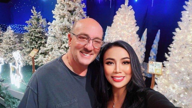 Khi nghe kể về câu chuyện tình yêu giữa một người cựu quân nhân sống ở Mỹ, với một người phụ nữ là mẹ đơn thân sống ở Việt Nam, nhiều người không khỏi bày tỏ sự ngạc nhiên, đồng thời ngưỡng mộ đối với cặp đôi vợ Việt - chồng Tây này.