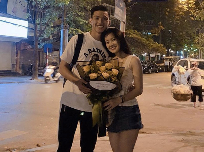 Văn Hậu và Hoàng Anh công khai chuyện tình cảm vào tháng 4/2018, đúng ngày sinh nhật của hậu vệ người Thái Bình. Cả hai thường xuyên chia sẻ khoảnh khắc ngọt ngào trên trang cá nhân.