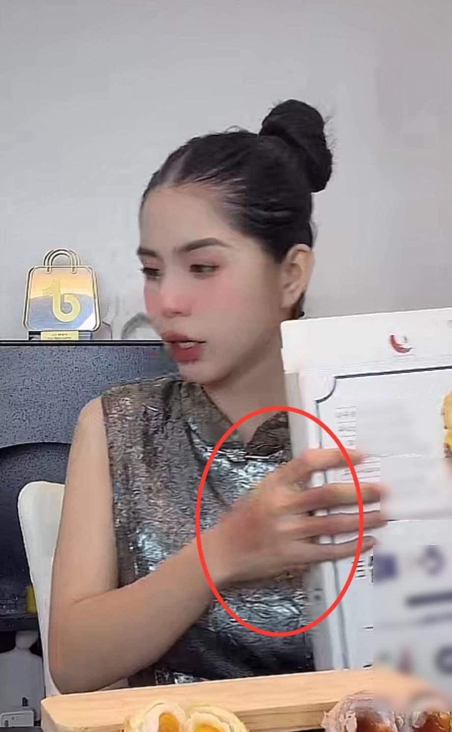 Dù đã makeup khá cẩn thận, thế nhưng cô nàng vẫn không thể che đi một mảng lớn vết bầm bên má phải, đồng thời là bàn tay có dấu hiệu bị xô xát. Cô bán hàng trong tâm trạng bất ổn, thường xuyên quên giá, thái độ gượng gạọ, bàn tay không thể co duỗi. Nhiều người để lại lời hỏi thăm, tìm hiểu nguyên nhân nhưng Hằng Du Mục không lên tiếng.