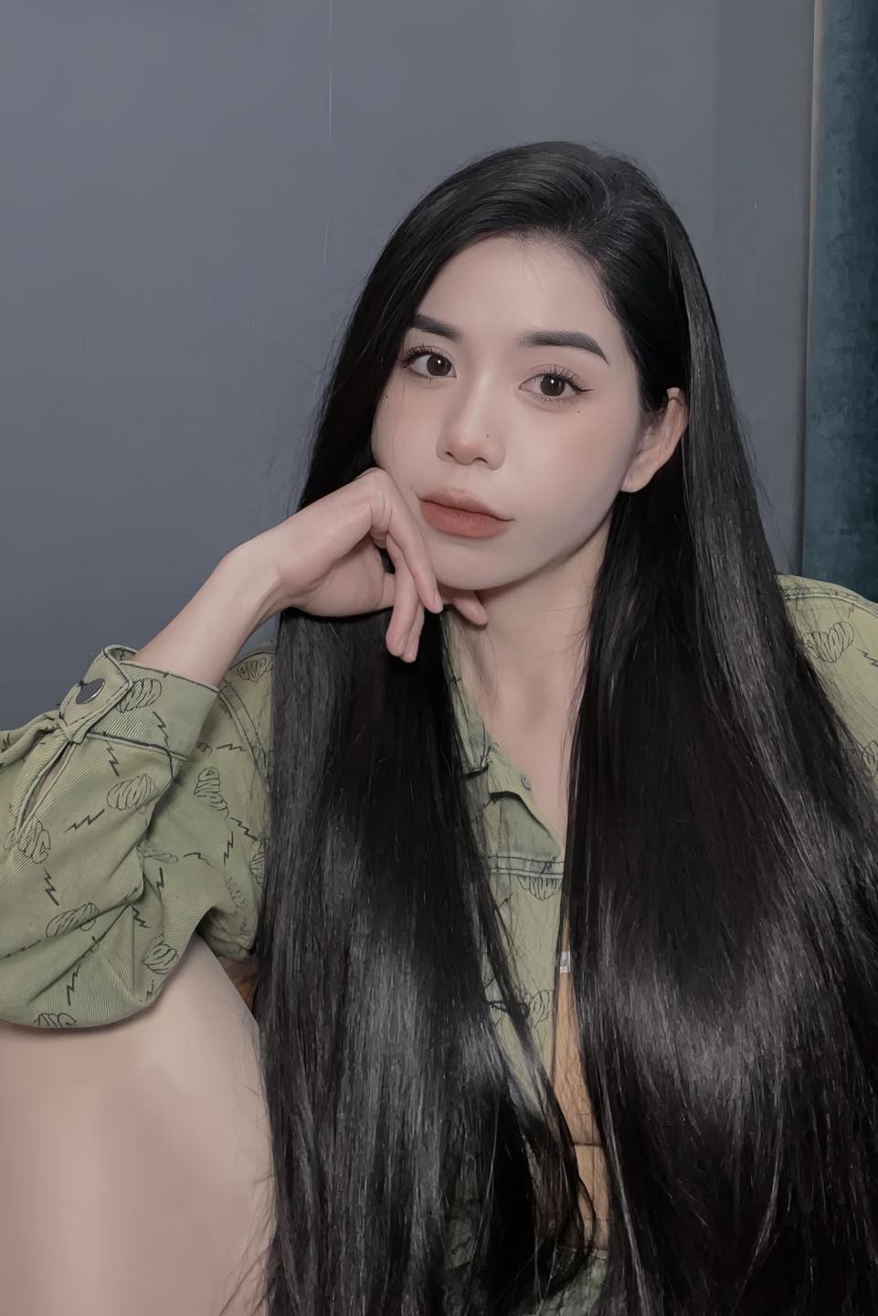 Hằng còn gây ấn tượng khi có mối quan hệ tốt đẹp với các con riêng của chồng.