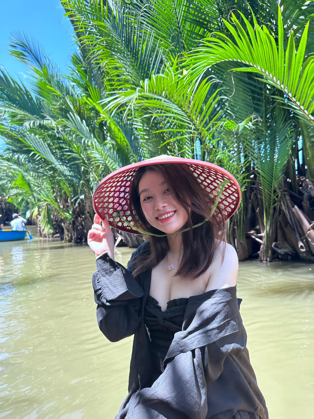 Đó là Lê Ngọc Thoan (Cầu Giấy, Hà Nội) làm nghề tư vấn du lịch tự do và mở một cửa hàng kinh doanh.