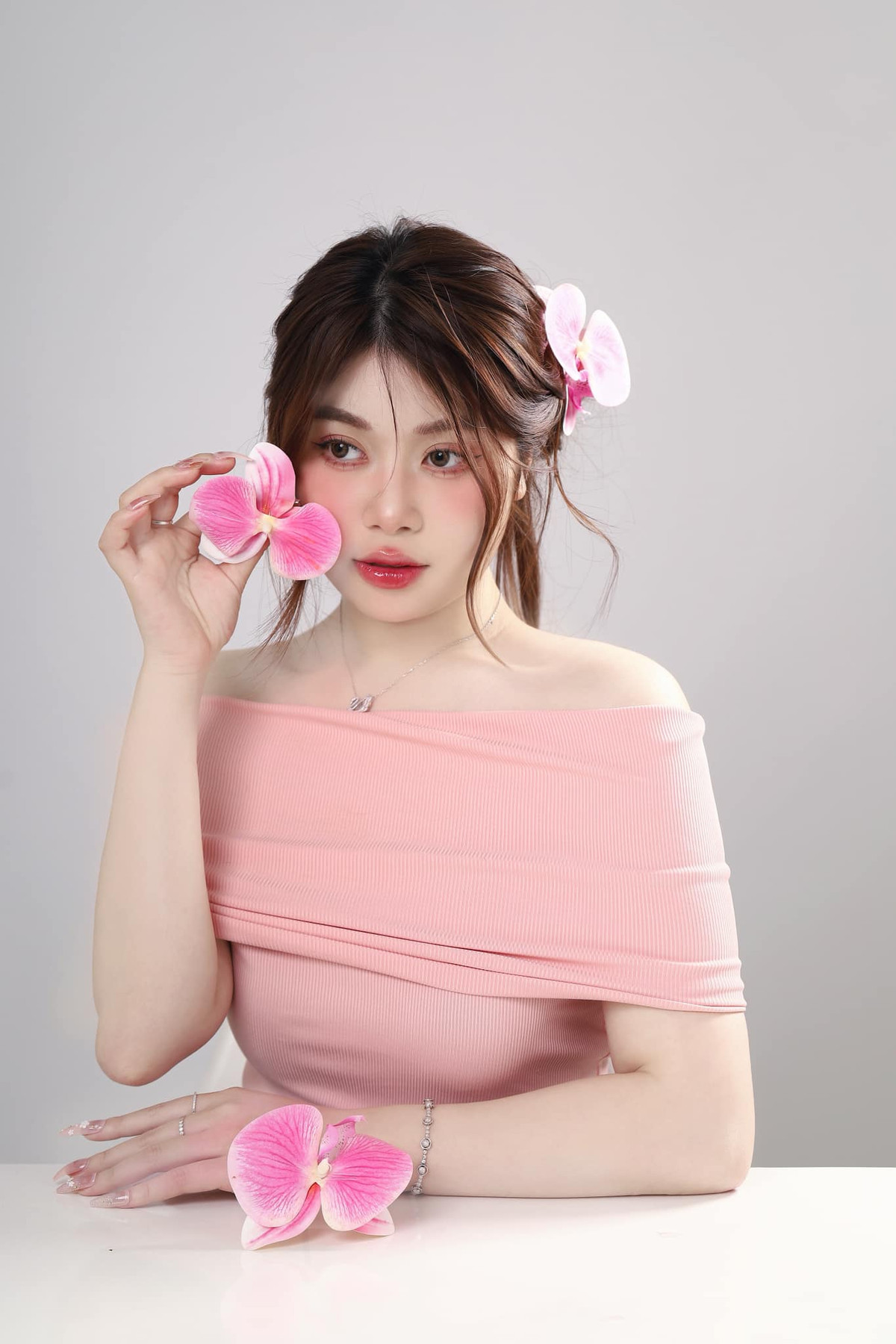 Nhiều người đã ngợi khen cô gái trẻ này là "vừa đảm vừa xinh".