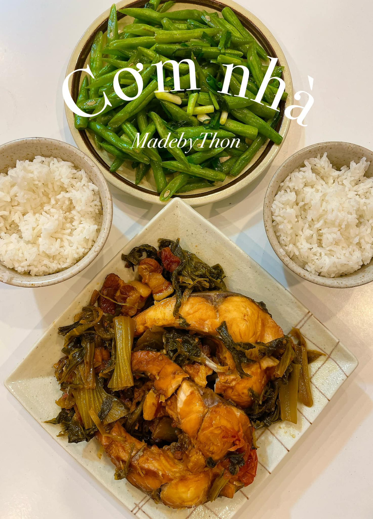 Các món ăn đủ thịt/cá, rau, đầy đủ dinh dưỡng.