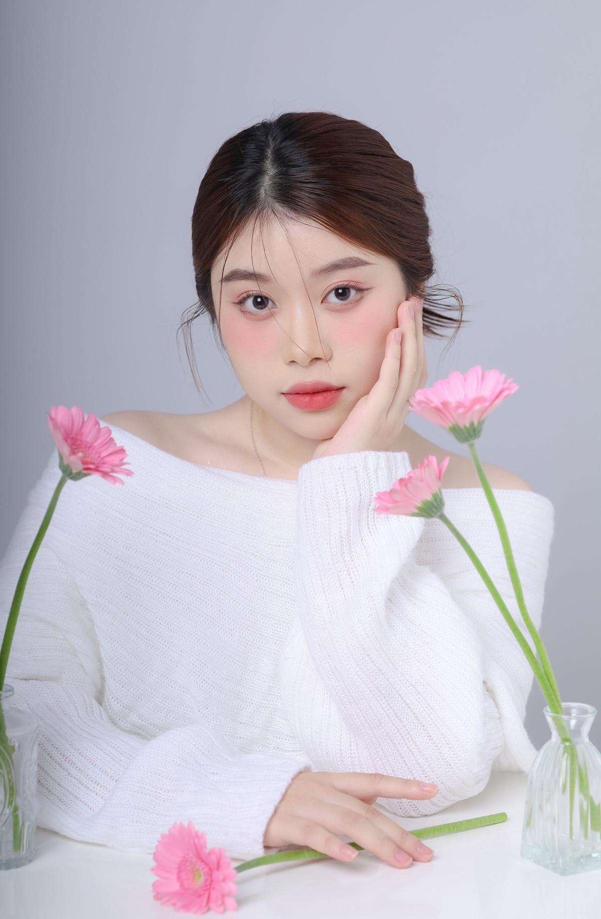 Thoan sở hữu nét đẹp trong trẻo, trông khá tiểu thư, thế nhưng cô nàng lại rất chịu khó nấu nướng, thuần thục nhiều việc nội trợ.