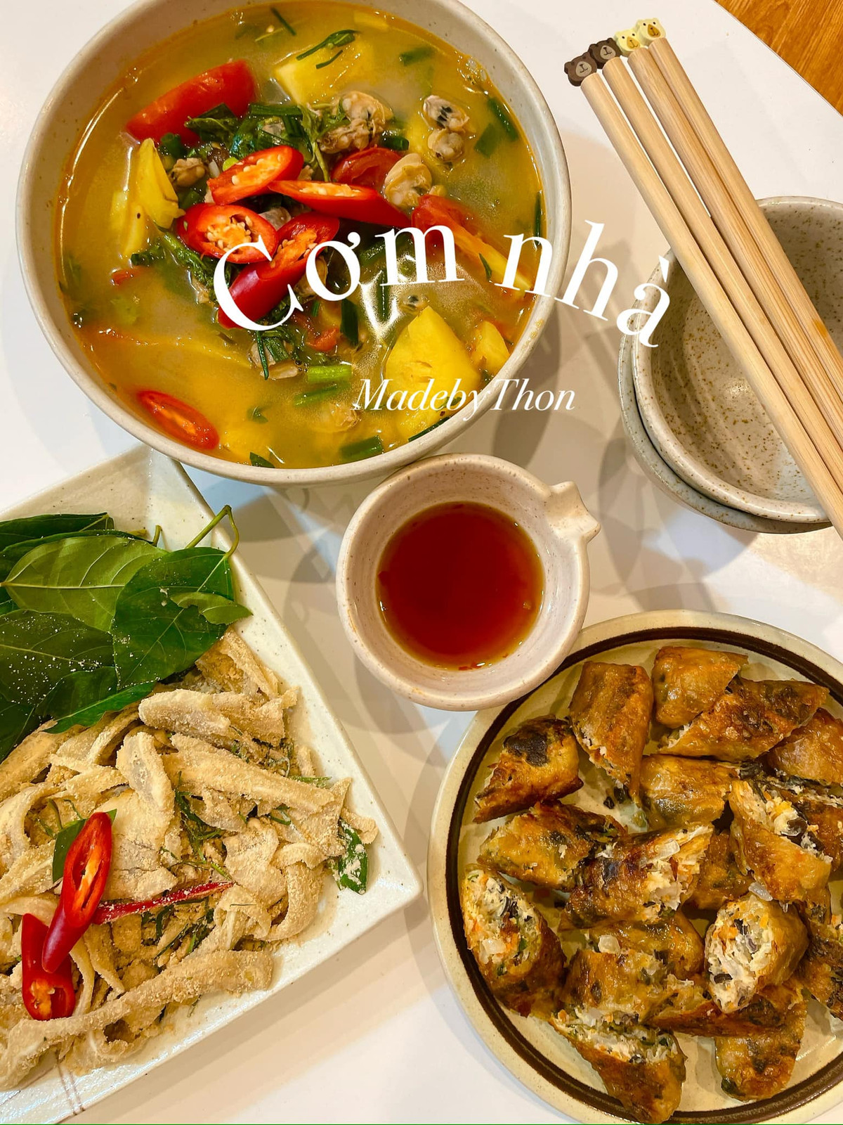 Ngoài thực phẩm mua từ chợ, cô còn tận dụng đồ ăn của gia đình gửi từ quê lên như thịt gà, cá, rau củ quả.