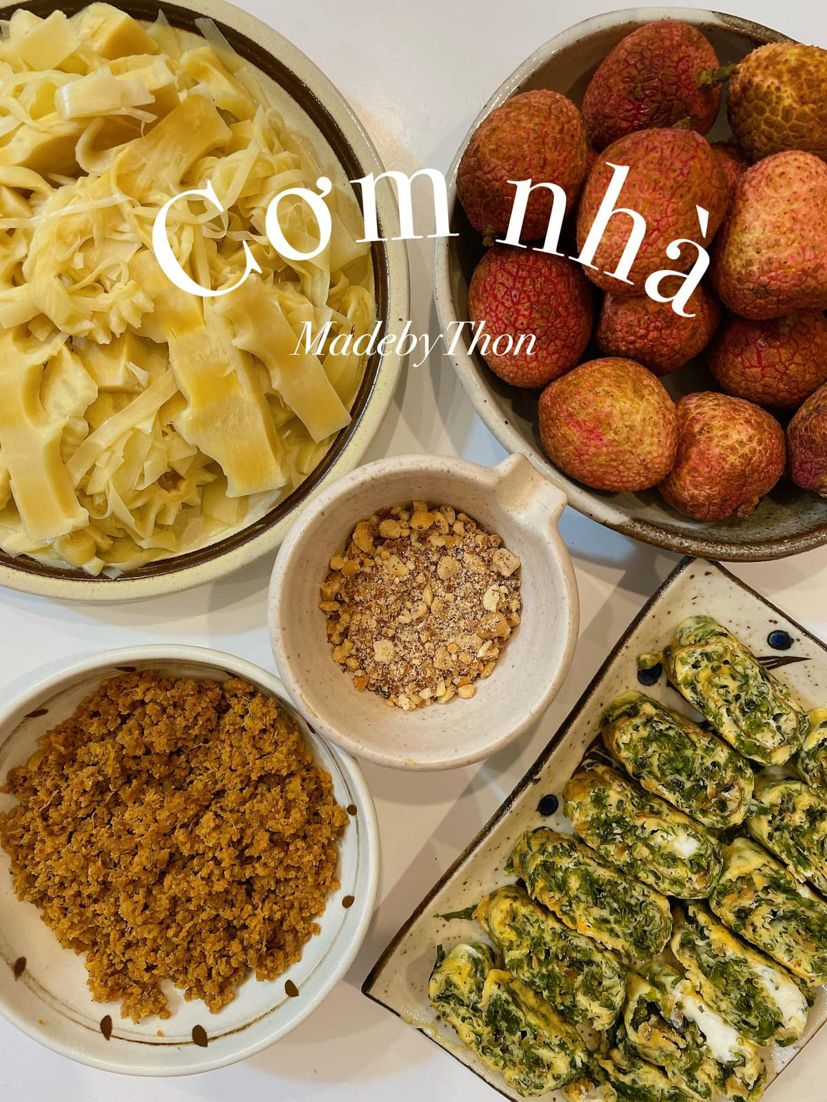 Với chi phí 100.000 đồng, Thoan cân đối bữa ăn có đủ rau, thịt, cá, tôm... Có bữa, cô mua 60.000 đồng một con cá để nấu canh, số tiền còn lại cô mua một chiếc nem chua nhỏ, quả dứa vừa để cho vào canh chua vừa để tráng miệng.