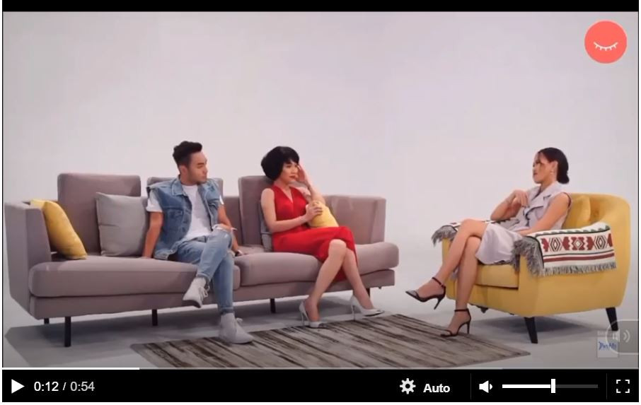 Một số ý kiến cho rằng, có thể do thói quen công việc phải sử dụng tiếng Anh nên Stephanie không kịp điều chỉnh cách nói chuyện trong chương trình.