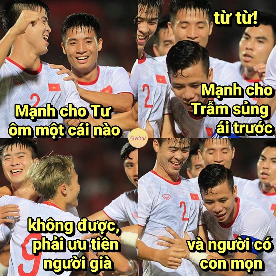 Cả đội cùng ăn mừng pha khi bàn của Duy Mạnh và để có bức ảnh ăn mừng đẹp đều có sự sắp xếp.