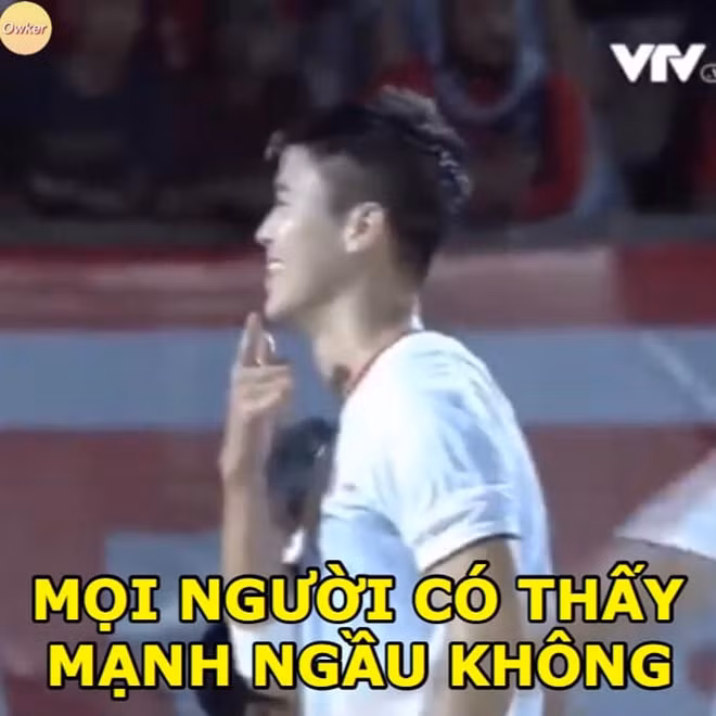 Sau khi ghi bàn vào lưới Indonesia, Duy Mạnh thể sự ngầu của mình qua cách ăn mừng và nhanh chóng trở thành bức ảnh chế bóng đá được CĐM chia sẻ mạnh tay.