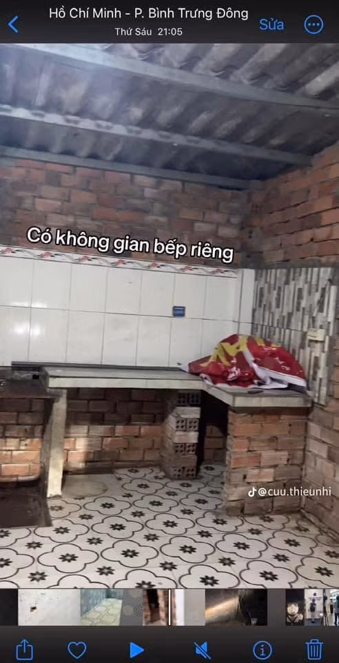 Có không gian bếp riêng, nhưng nhìn vào không quá sáng sủa.
