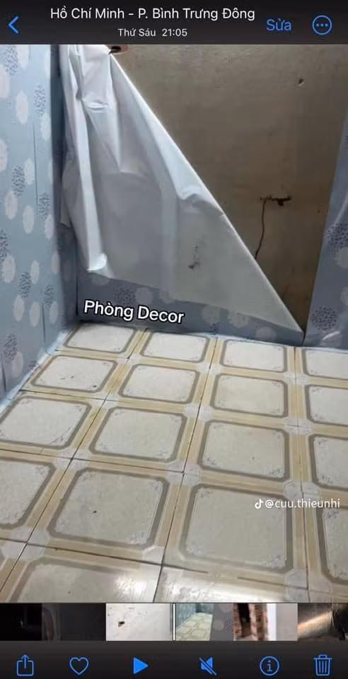 Căn phòng ngủ trông khá bí.