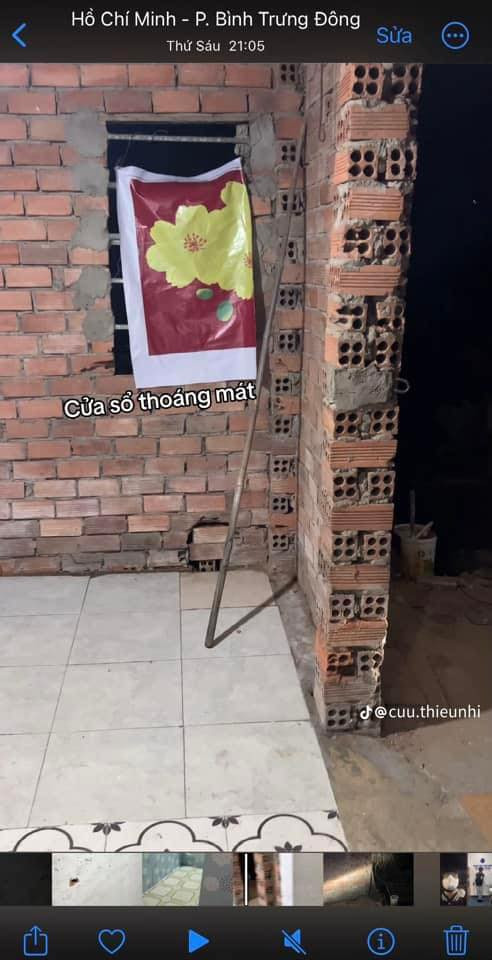 Cửa sổ đơn sơ đến không thể đơn sơ hơn.