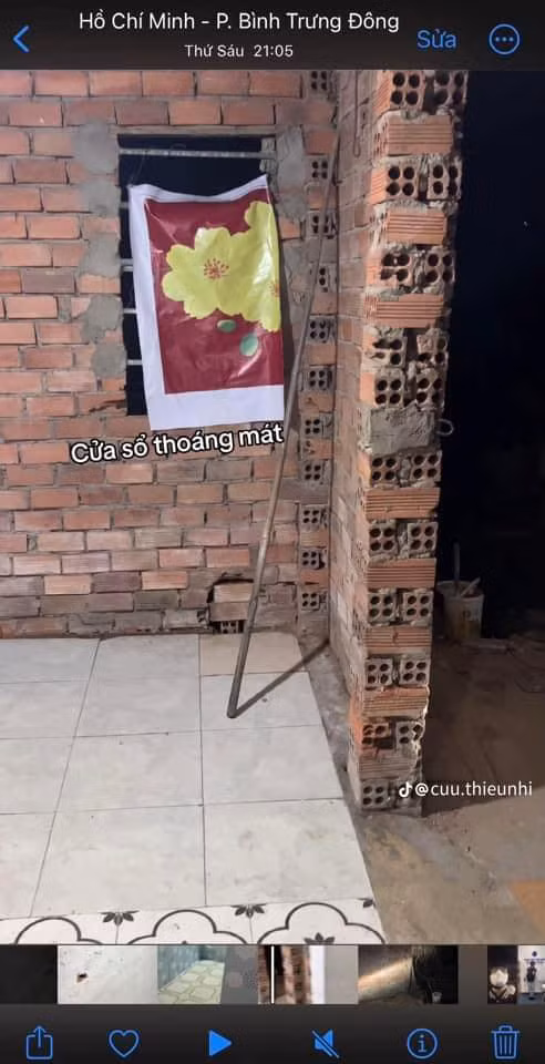 Cửa sổ đơn sơ đến không thể đơn sơ hơn.