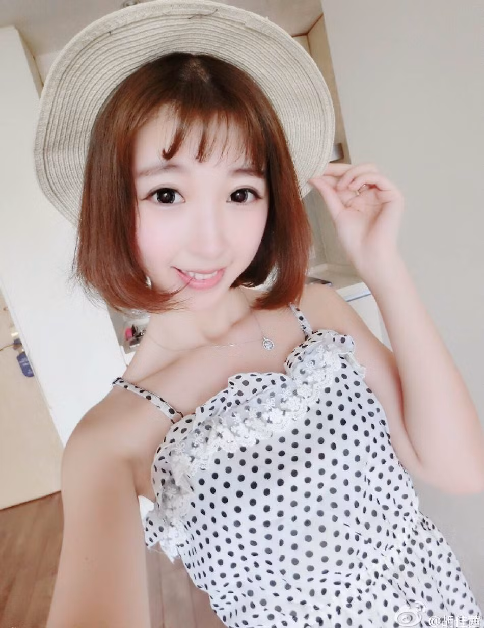 Nhan sắc của cô nàng thạc sĩ xinh đẹp được nhiều người đánh giá là tinh khiết, ngọt bởi thân hình thon gọn cùng khuôn mặt trẻ thơ và nước da trắng hồng không tỳ vết.