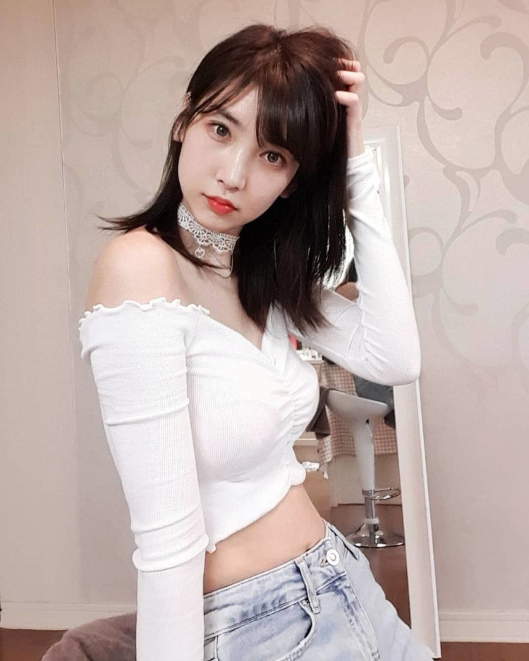 Tới mức mà sau bộ ảnh này, cộng đồng mạng còn tranh nhau nhận cô nàng làm "vợ quốc dân" nữa đấy.