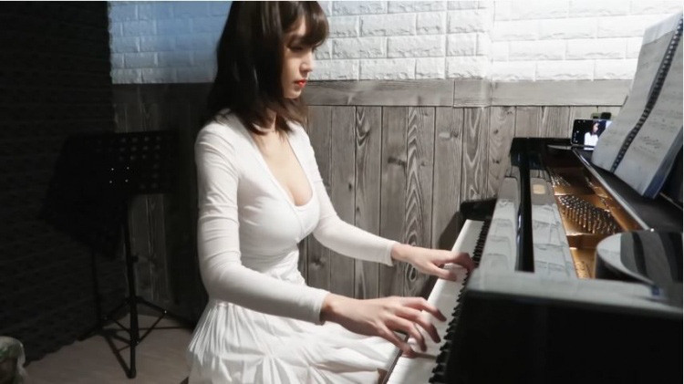 Là một cô nàng hot girl thực sự. Chẳng những xinh đẹp mà còn có vóc dáng vô cùng nóng bỏng nữa. 