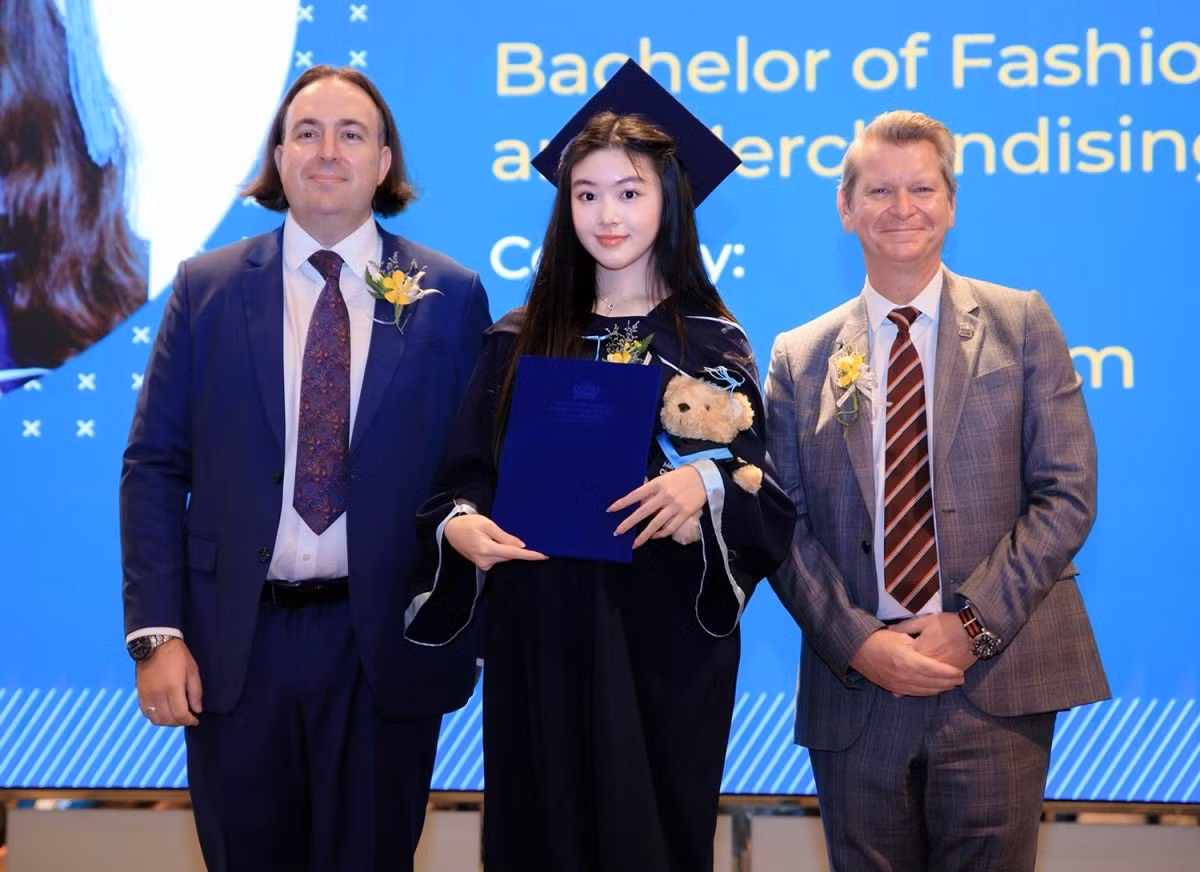 Dạ Thảo, vợ của MC Quyền Linh, đăng ảnh con lên trang cá nhân kèm theo lời chúc mừng: "Mừng con hoàn thành chặng đường ý nghĩa. Mong con bước tiếp vào chặng đường mới với niềm tin, ước mơ và sự vững vàng".