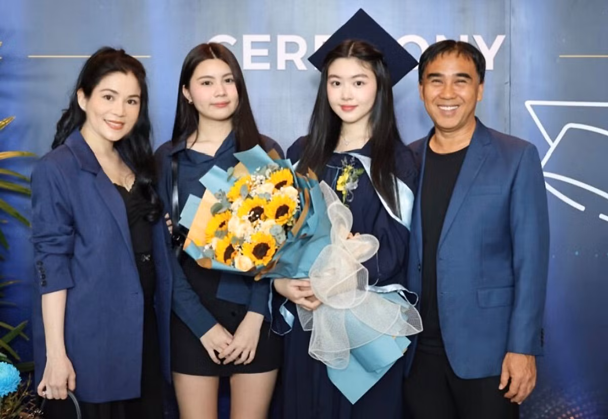 Trong ngày tốt nghiệp của Lọ Lem, cả gia đình MC đều đến để tặng hoa chúc mừng. Được biết, sau khi hoàn thành chương trình học cấp 3, Lọ Lem tiếp tục theo học tại Đại học Mỹ thuật London, Anh. Đây là ngôi trường chuyên đào tạo về nghệ thuật, thời trang.