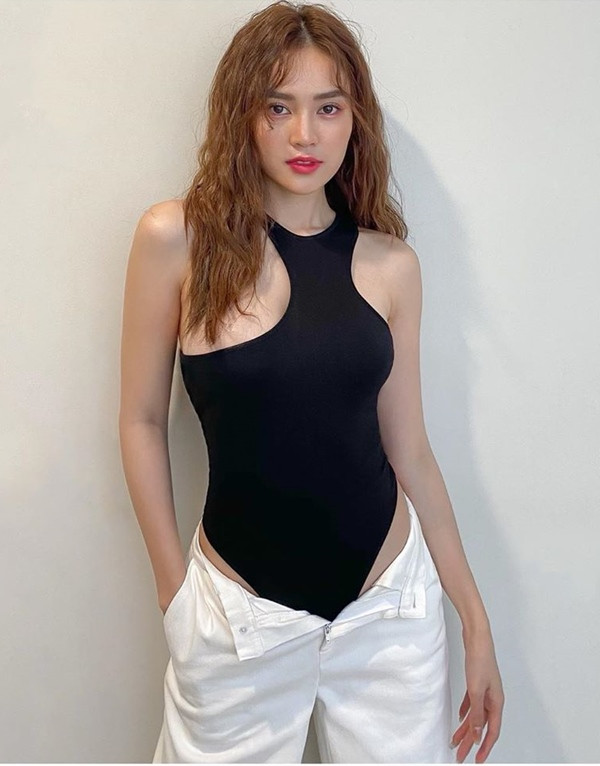 Cô nàng lựa chọn kết hợp với bodysuit có đường cut-out độc đáo, bộ trang phục phóng khoáng này đã giúp "ngọc nữ" khoe trọn đường cong, tôn thân hình săn chắc, vạn người mê.
