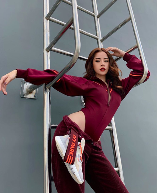 Cô nàng còn đeo thêm một chiếc giày bên hông trông khác biệt với mọi người.