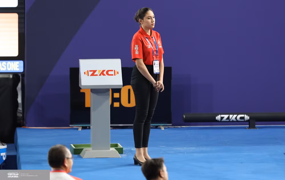 Hiện danh tính của lễ tân xinh đẹp vẫn chưa được tìm ra. Nhiều người đang rất tò mò về cô gái này.