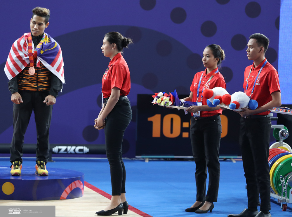 Bên cạnh đó, cô nàng cũng làm nhiệm vụ đưa huy chương, hoa và quà kỷ niệm SEA Games 2019 cho các VIP để trao cho các VĐV.