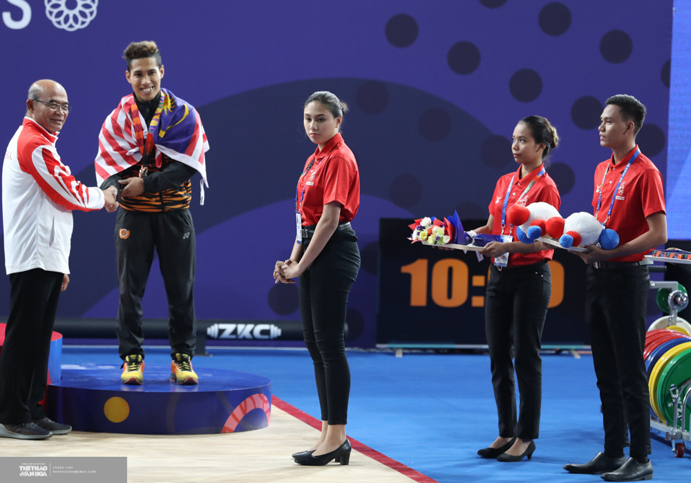 Là người đứng đầu trong đội ngũ lễ tân, cô gái là người sẽ hướng dẫn các VIP vị trí đứng trao giải và chỉ dẫn cho vận động viên.