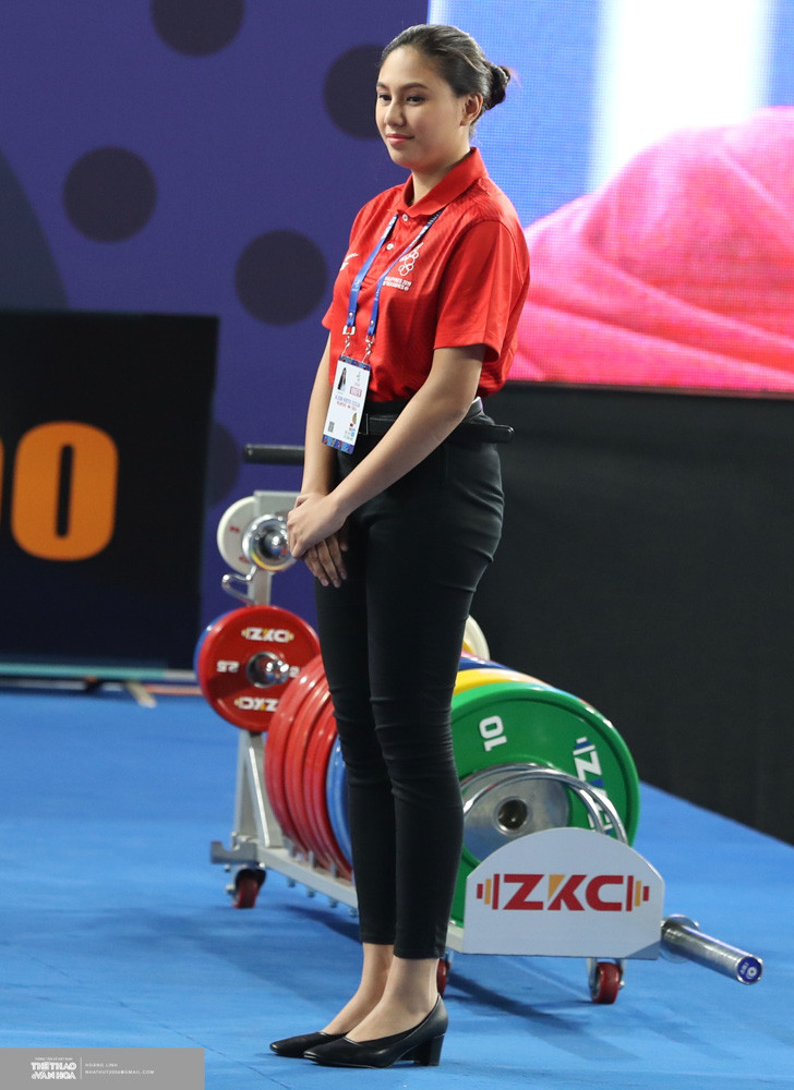 Trong buổi lễ trao huy chương môn cử tạ tại nhà thi đấu Ninoy Aquino, một nữ nhân viên ban tổ chức SEA Games 30 thậm chí còn hút ống kính phóng viên hơn là các VĐV trên sân khấu vì sở hữu nhan sắc quá xinh đẹp.