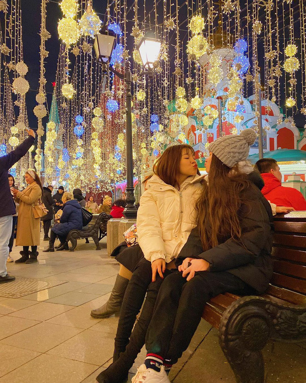 Trước đó, Yến Xuân cũng hào hứng đăng tải clip mà hai em của Đặng Văn Lâm là Văn Mạnh và Thanh Giang nhảy múa trên trang cá nhân. Tất cả vui đùa thân thiết như đã là một gia đình thực thụ.