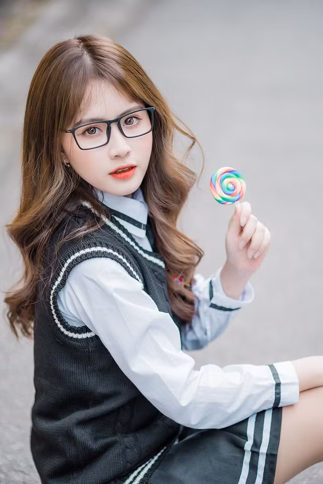 Được biết, nữ sinh xinh đẹp tên Vũ Thị Thu Hương (sinh năm 2001, quê Hà Nam). Cô nàng hiện đang là sinh viên năm nhất ngành Truyền thông đại chúng, Học viện Báo chí và Tuyên truyền.