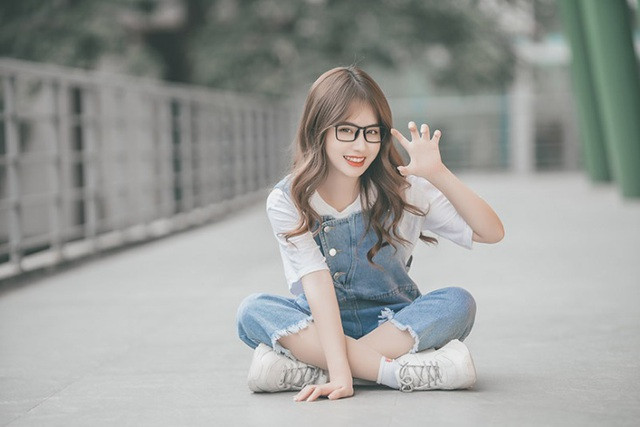 Với lợi thế về ngoại hình, Thu Hương được nhiều nhiếp ảnh gia và nhãn hàng thời trang lời hợp tác. Đây cũng là cơ hội tốt để cô nàng theo đuổi đâm mê làm mẫu ảnh.