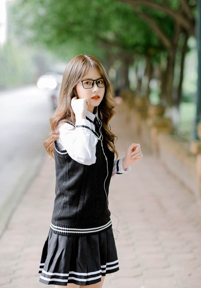 Thời gian gần đây, hình ảnh một nữ sinh 10X diện đồng phục, đeo kính cận xuất hiện trên mạng xã hội thu hút sự quan tâm của cộng đồng. Ngay lập tức, thông tin cá nhân của cô nàng cũng được tìm ra.
