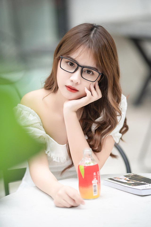 Hot girl cảm thấy may mắn vì được bạn bè xung quanh yêu mến, giúp đỡ.