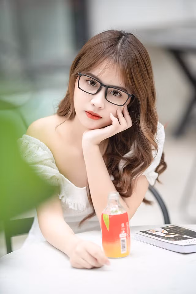 Hot girl cảm thấy may mắn vì được bạn bè xung quanh yêu mến, giúp đỡ.