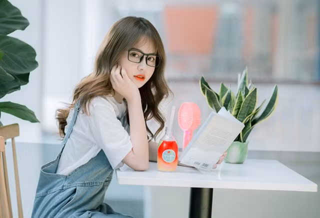 Công việc mẫu ảnh không chỉ đem đến cho cô nàng sinh năm 2001 cơ hội tiếp xúc với nhiều người, học hỏi để trở nên chuyên nghiệp hơn mà còn khiến cô có thêm thu nhập, tự trang trải sinh hoạt phí đỡ đần bố mẹ.