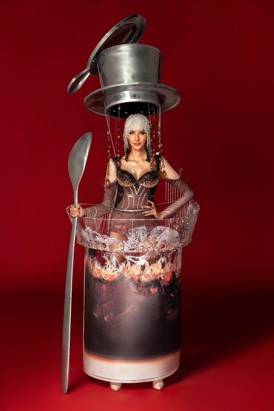 "Phin sữa đá" là bộ đồ gây tranh cãi từ khi vẫn còn là bản giấy. Nhiều người cho rằng nếu đem bộ đồ này đi dự thi Miss Universe chắc chắn sẽ khiến khán giả quốc tế "phát hoảng" vì quá kỳ cục. Trông Hoàng Thuỳ có vẻ khá nặng nề khi cầm cả chiếc thìa, phần váy thì trông vô cùng thô cứng.