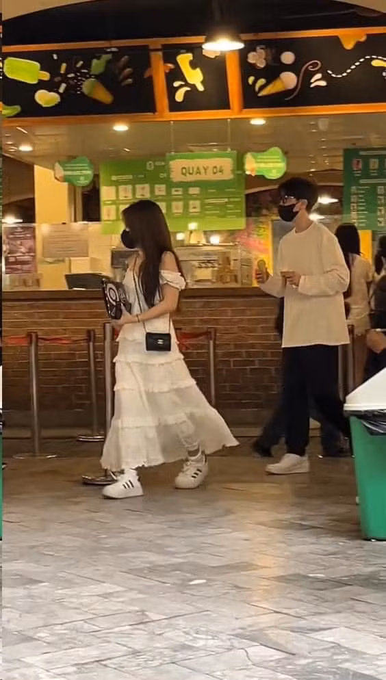 Tuy nhiên mới đây, hình ảnh nam streamer tay trong tay với 1 cô gái khác được bắt dính đã khiến nhiều người nghi ngờ rằng có lẽ ViruSs đang trong mối quan hệ hẹn hò.