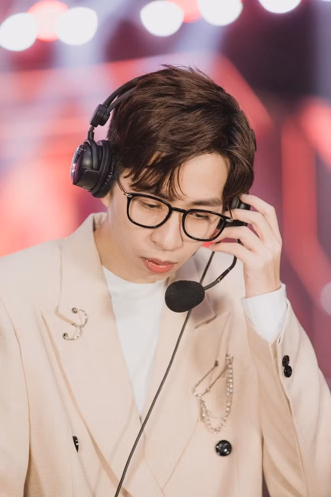 ViruSs tên thật là Đặng Tiến Hoàng, sinh năm 1990 tại Hà Nội. Từ năm 15 tuổi, anh được bố mẹ cho đi du học nước ngoài và bắt đầu hành trình đi qua hơn 20 quốc gia từ châu Á, châu Âu tới châu Phi, châu Mỹ. Anh được đông đảo công chúng biết đến là 1 streamer có tiếng.