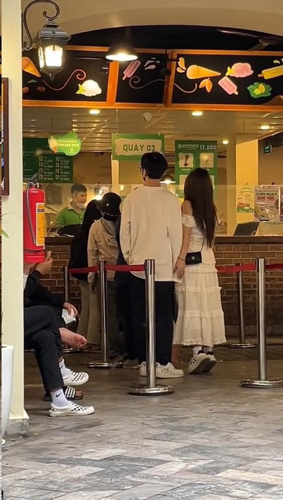 Cả 2 khá gần gũi, cùng nhau đi ăn kem Tràng Tiền.