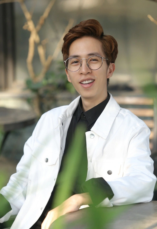 "Kiểu mọi người thường nói khi còn trẻ, không ai có được cả tình yêu và sự nghiệp. Còn mình, xin lỗi là mình đã chọn công việc" - ViruSs chia sẻ.