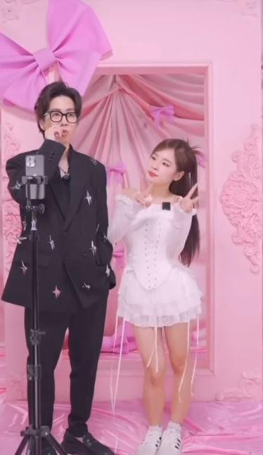 Cả hai đều đeo khẩu trang nhưng chỉ cần nhìn thoáng qua vóc dáng, netizen cũng nhanh chóng gọi tên danh tính của hot girl đi cùng. Không ai khác, đó chính là Ngọc Kem 1 hot girl cũng khá có tiếng.