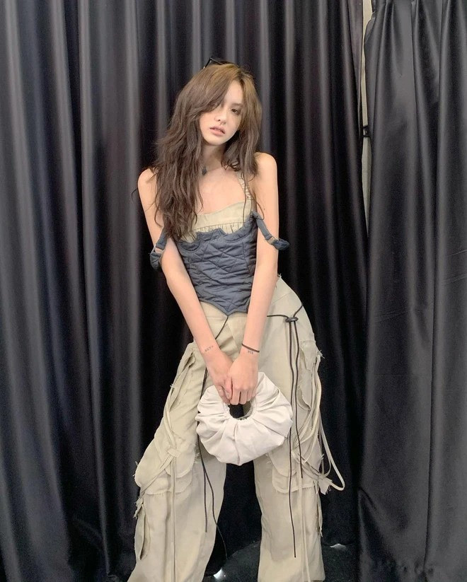 Những hình ảnh ở hiện tại khiến nhiều người không khỏi xót xa, netizen tìm lại ảnh ngày xưa, thời cô nàng chưa quen Decao.