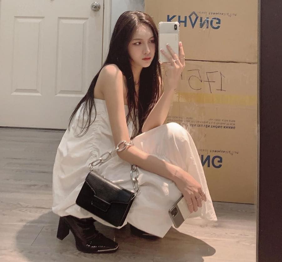 Thậm chí, tại thời điểm local brand này phát triển mạnh mẽ, mẫu túi mini bag phản quang phiên bản limited (1 chiếc được đấu giá và 1 chiếc được trưng bày tại shop) của thương hiệu còn được bán đấu giá lên đến 25 triệu VNĐ.