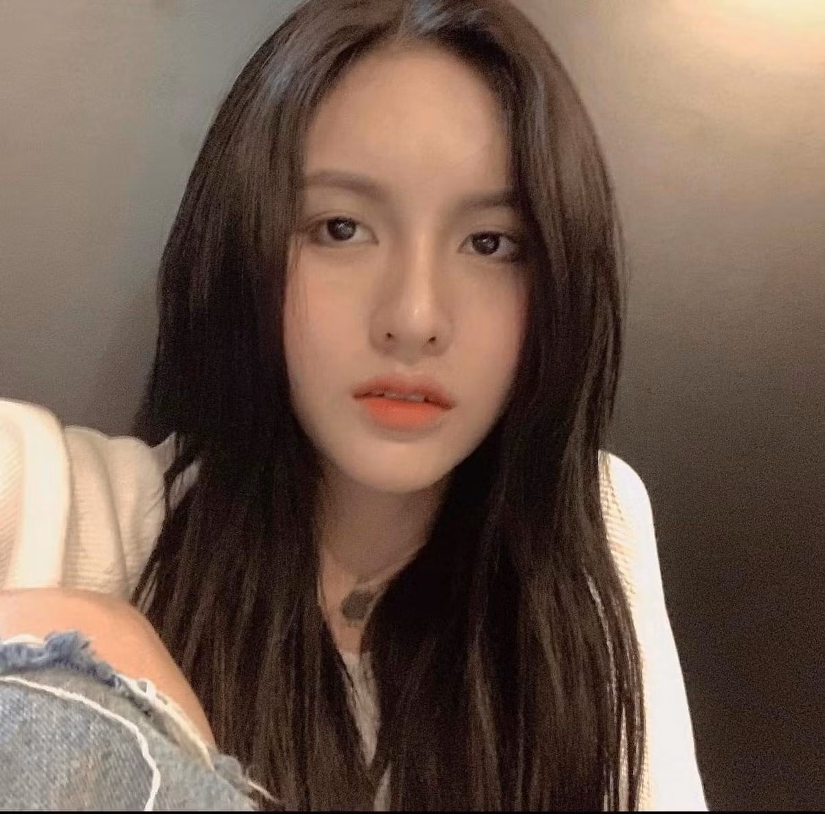 Trước khi quen Decao, cô nàng đã là một cái tên khá có tiếng trong làng mẫu, được săn đón bởi khá nhiều nhãn hàng.