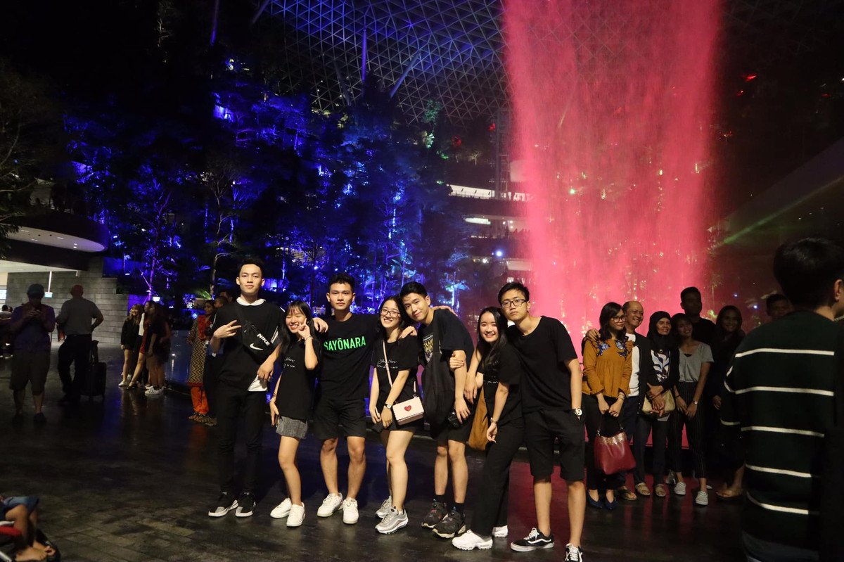 Hoi ban than nha nguoi ta: 5/7 di du hoc, 2 nguoi con lai moi 