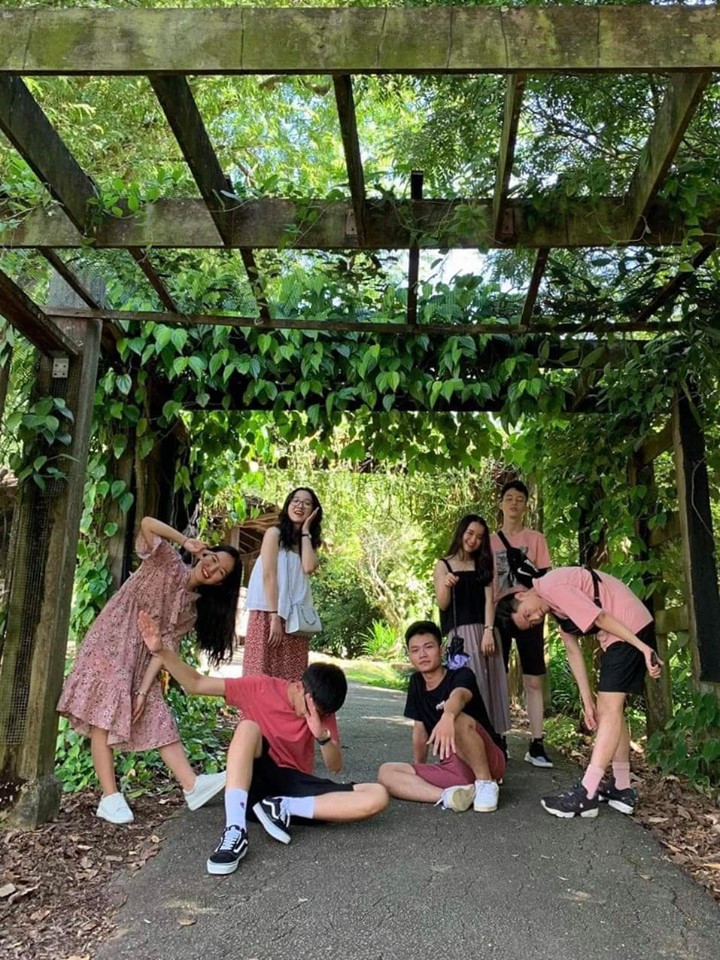 Hoi ban than nha nguoi ta: 5/7 di du hoc, 2 nguoi con lai moi 