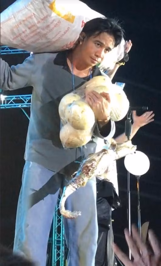 Thậm chí với bao tải to tướng, nam ca sĩ cũng không ngần ngại vác lên vai mà không hề tỏ ra khó chịu.