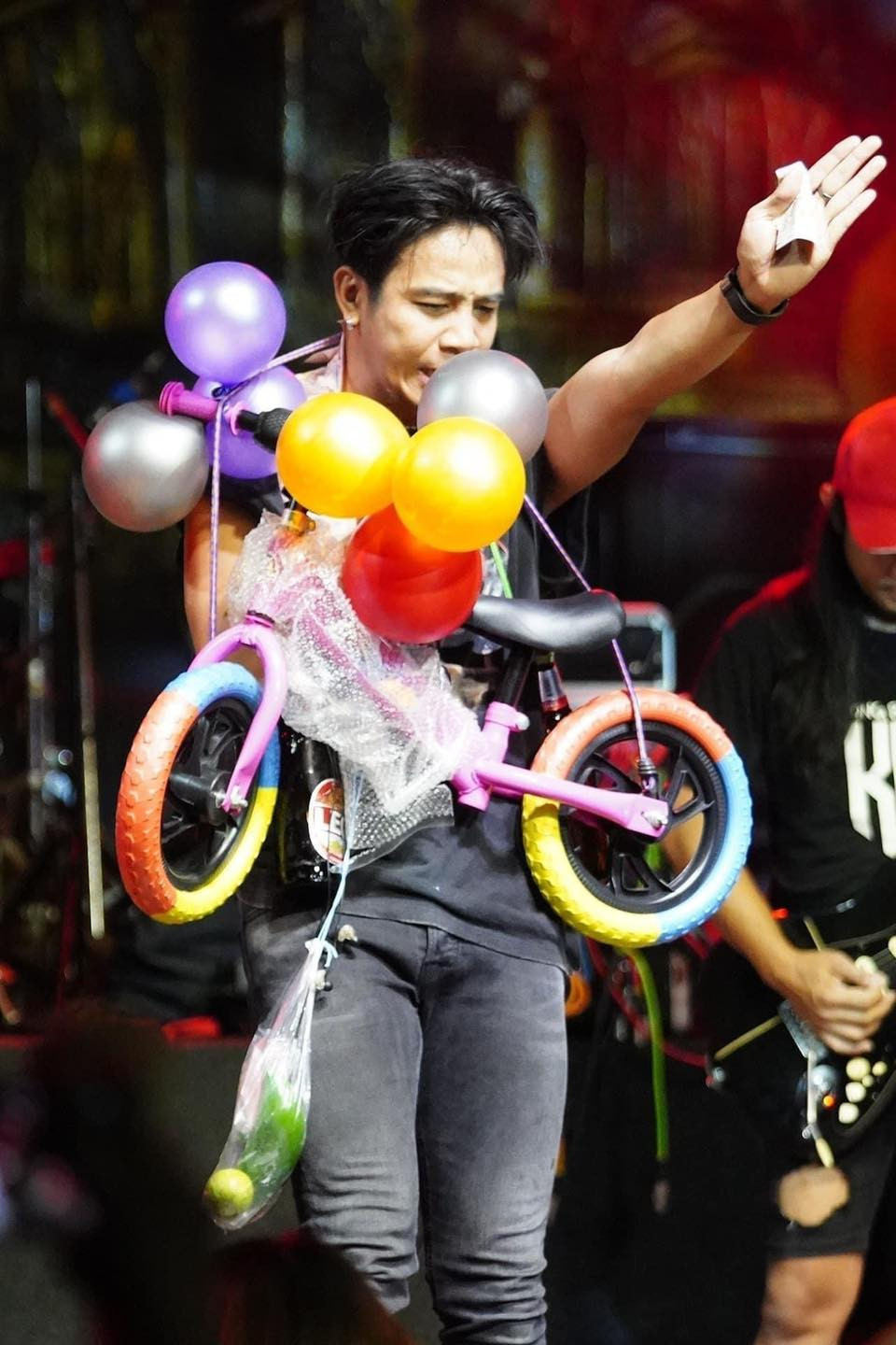 Khi nhận được những món quà này, Kong Huayrai đã treo hết lên trên người.