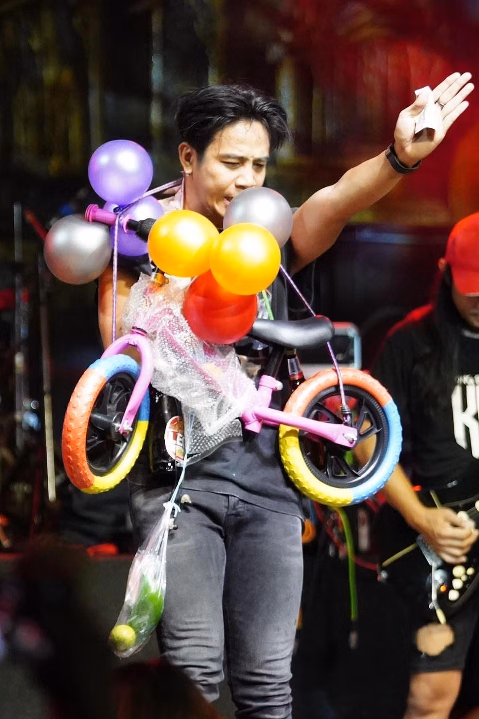 Khi nhận được những món quà này, Kong Huayrai đã treo hết lên trên người.